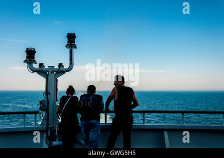 Dover, Royaume-Uni. Les passagers à bord d'un ferry DFDS Profitez d'une vue parfaite que le navire quitte le port de Douvres à une chaude matinée ensoleillée. Banque D'Images