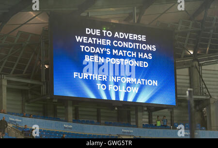 Manchester, UK. 13 Sep, 2016. Un affichage annonçant l'annulation de la Ligue des Champions groupe C match de football entre Manchester City et le Borussia Moenchengladbach au stade Etihad à Manchester, Angleterre, 13 septembre 2016. Le match a été annulé en raison de fortes pluies et des orages, le terrain du stade est inondé et ne peut pas être lu sur. PHOTO : GUIDO KIRCHNER/dpa/Alamy Live News Banque D'Images