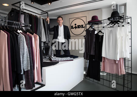 Hambourg, Allemagne. 30Th Jun 2016. Jan Bock, président-directeur général de l'achat à Lidl Allemagne, debout dans un pop up store à Neuer Wall à Hambourg, Allemagne, 7 septembre 2016. Entre 8 et 17 septembre 2016, la chaîne de supermarchés présente une collection de qualité sa marque Esmara. PHOTO : CHRISTIAN CHARISIUS/dpa/Alamy Live News Banque D'Images