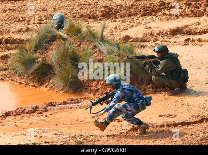 Shanghai, la province chinoise du Guangdong. 14Th Sep 2016. Les marines russe et chinois participent à un exercice naval de Zhanjiang, Province du Guangdong en Chine du sud, le 14 septembre 2016. La Chine et la Russie ont commencé 'Joint' 2016 Mer forer au large de la province de Guangdong dans le sud de la mer de Chine mardi. L'exercice se poursuivra jusqu'au 19 septembre, avec des navires de surface de la marine, sous-marins, des avions, des hélicoptères, des blindés amphibies et marines de l'équipement. Credit : Zha Chunming/Xinhua/Alamy Live News Banque D'Images