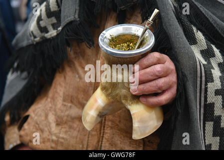 Buenos Aires, Argentine. 14 sept., 2016. File d'attente pour les légumes que les producteurs argentins sont loin de donner en guise de protestation à la place Plaza de Mayo. Les producteurs cherchent à attirer l'attention sur leur crise économique en donnant loin 20 tonnes de verts et de présenter une loi pour les petits producteurs. Banque D'Images