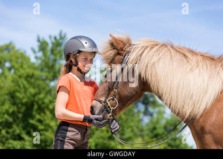 Cheval islandais. Jeune fille debout à côté d'un cheval alezan avec bride. L'Autriche Banque D'Images