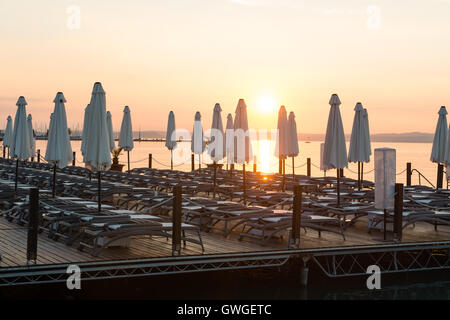 Coucher du soleil d'été au bord du lac Balaton à Siofok, Hongrie Banque D'Images