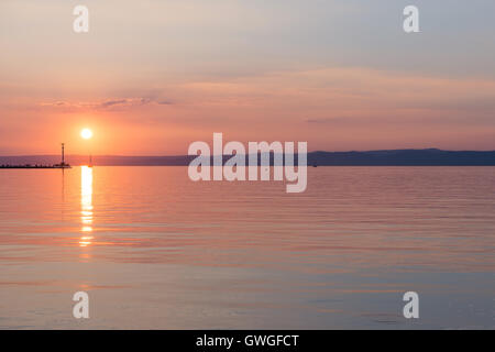 Coucher du soleil au-dessus du Lac Balaton à Siofok, Hongrie Banque D'Images