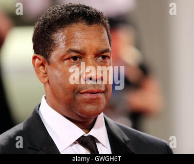 L'Italie, Lido di Venezia, 10 Septembre 2016 : Denzel Washington au tapis rouge du film 'The Magnificent Seven ', directeur Banque D'Images