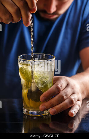 Barman est en remuant des cocktails sur le comptoir du bar Banque D'Images