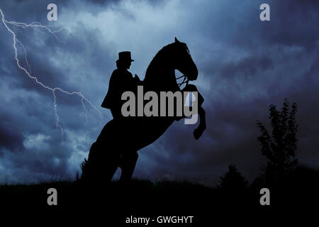 Freiberger, Cheval Franches-Montagnes. Rider avec costume et sidesaddle sur un cheval d'élevage, vu contre un ciel nuageux avec orage. La Suisse Banque D'Images