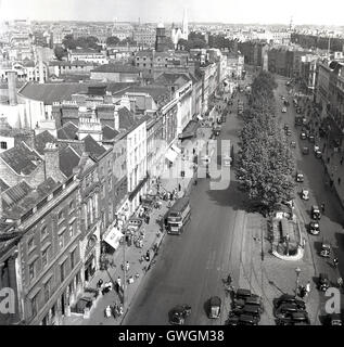 1948, historiques, Dublin, Irlande. Vue aérienne du Nord jusqu'à O'Connell Street, la rue la plus large de la ville et l'artère principale. Elle a été renommée en 1924 après Daniel O'Connell dont la statue se dresse à l'extrémité inférieure de la rue. Banque D'Images