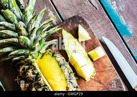 Tranches d'ananas un ​​On planche à découper en bois Banque D'Images