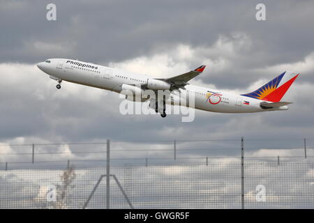 Philippine Airlines Airbus A340-300 RP-C3436 au départ de l'aéroport de Heathrow, Londres, UK Banque D'Images