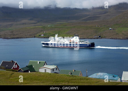 Suduroy, Îles Féroé - le 11 juin 2011 : Passenger ferry naviguant dans un fjord sur la route de Suduroy à Torshavn Banque D'Images