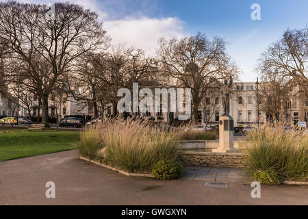 Statue de Gustav Holst dans les jardins impériaux, Cheltenham, Gloucestershire, Royaume-Uni Banque D'Images