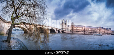 Sombres nuages sur la Seine et le Pont Royal Banque D'Images