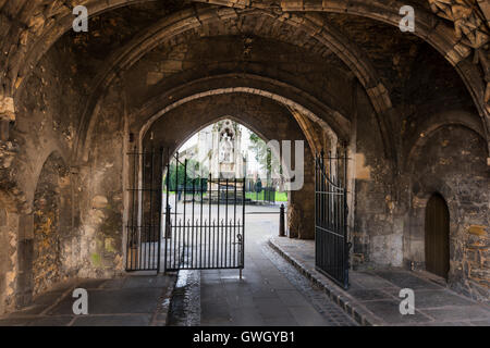 Momument à Mgr John Hooper vu par St Mary's Gate, Gloucester, Gloucestershire, Royaume-Uni Banque D'Images