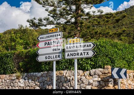 Panneaux indicateurs de destinations en Mallorca Banque D'Images