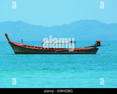 Bateaux longtail traditionnels à Phuket dans la mer d'Andaman, Thaïlande Banque D'Images