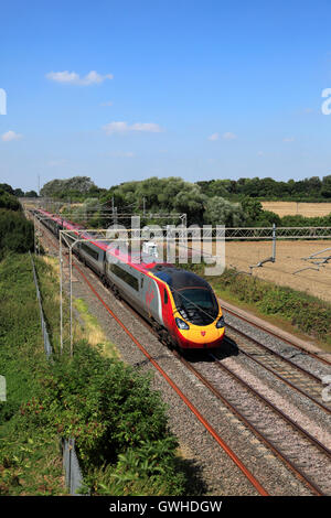 Classe 390 Virgin trains Pendolino, Northampton à Rugby line, Northamptonshire, England, UK Banque D'Images