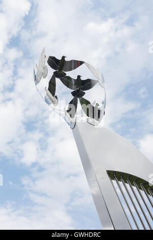Les phoques du Groenland et des tourterelles ou colombes de paix public art sculpture à l'entrée de l'Eisteddfod international lieu Llangollen Banque D'Images