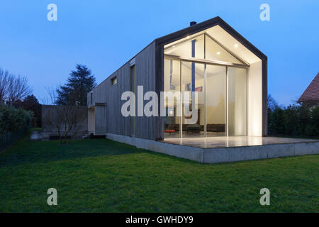 Belle maison moderne, scène de nuit Banque D'Images