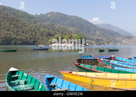 Bateaux colorés sur le lac Phewa Tal avec temple Barahi en arrière-plan, Pokhara, Népal Banque D'Images