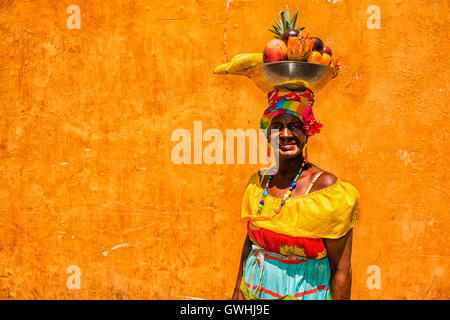 Cartagena de Indias, Colombie - Février 23, 2014 Colombie : femme portant des vêtements traditionnels à Carthagène de Indias Banque D'Images