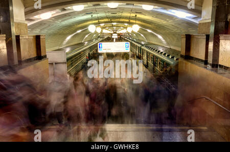 Les droits de circulation pédestre dans métro de Moscou. Banque D'Images