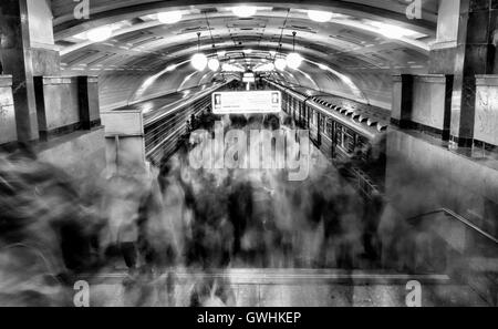 Les droits de circulation pédestre dans métro de Moscou. Banque D'Images