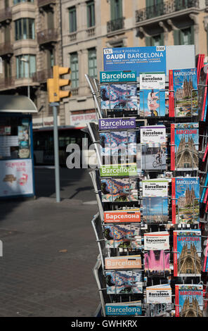 Une sélection de Barcelone guide livres dans diverses langues pour vente à la Placa de Catalunya. Banque D'Images