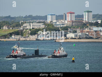 Être sous-marin accompagné à travers Plymouth retour à la base navale de Devonport HM à Devonport. Banque D'Images