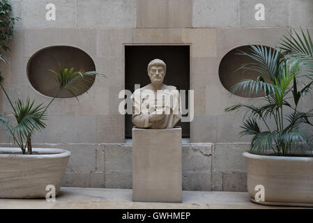 Buste Romain Sculpté en pierre sur un socle avec des pots en pierre et d'autre contre un mur de pierre. Informations Générales Tourisme Office de Tourisme de Barcelone. Banque D'Images