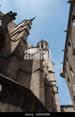 Résumé l'angle. Regardant les formes et les lignes créées par la Cathédrale de Barcelone et de l'Arxiu de la Corona d'Arago. Banque D'Images