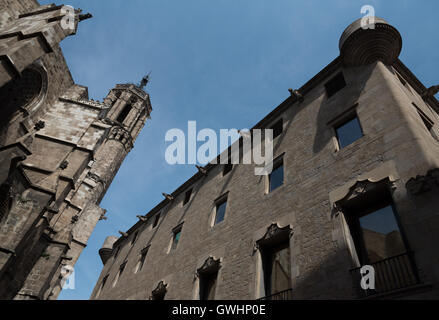 Résumé l'angle. Regardant les formes et les lignes créées par la Cathédrale de Barcelone et de l'Arxiu de la Corona d'Arago. Banque D'Images