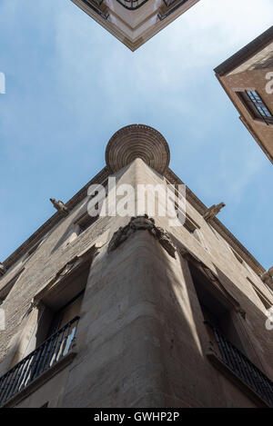 Résumé l'angle. Regardant les formes et les lignes créées par la Cathédrale de Barcelone et de l'Arxiu de la Corona d'Arago. Banque D'Images