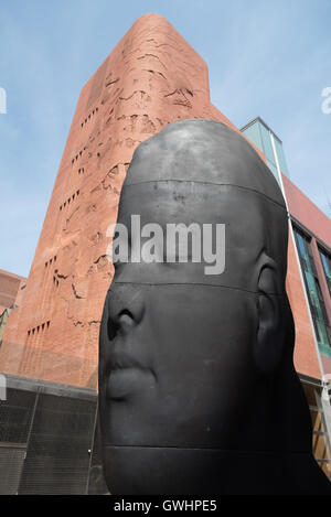 Sculpture en fer forgé d'une tête de jeunes filles 'Carmela' par Jaume Plensa. Une installation sur le coin de Petit Palau, Barcelone. Banque D'Images
