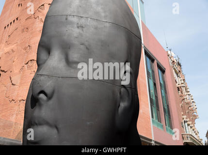 Sculpture en fer forgé d'une tête de jeunes filles 'Carmela' par Jaume Plensa. Une installation sur le coin de Petit Palau, Barcelone. Banque D'Images
