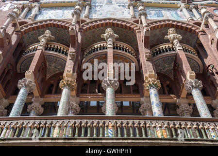 L'intérieur somptueux du Palau de la Musica Catalana, avec ses vitraux ornés, pierre décorée et un design créatif. Banque D'Images