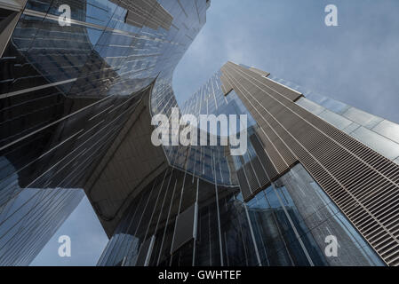 Les surfaces réfléchissantes et miroirs aux murs de l'impressionnante Torre de bâtiment de gaz, siège de Gas Natural Fenosa Barcelona Banque D'Images