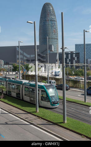 Un tramway, le Musée du Design de Barcelone et le Baptistère tous inscrits dans cette vue depuis le 2ème étage de l'Encants marché. Banque D'Images