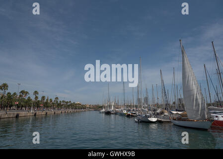 Bateaux dans la marina au très pittoresque Port Vell Barcelona comme vu de la Rambla de Mar pont sur une journée ensoleillée. Banque D'Images