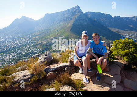 Mère et fils sur Lions Head, sur la Montagne de la table Banque D'Images