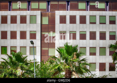 Barcelone, Espagne - 31 juillet 2016 : façade de bâtiment d'affaires moderne à Barcelone, Espagne Banque D'Images