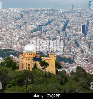 Barcelone, Espagne - 27 mai 2016 : Vue aérienne de la montagne Tibidabo à Barcelone Banque D'Images