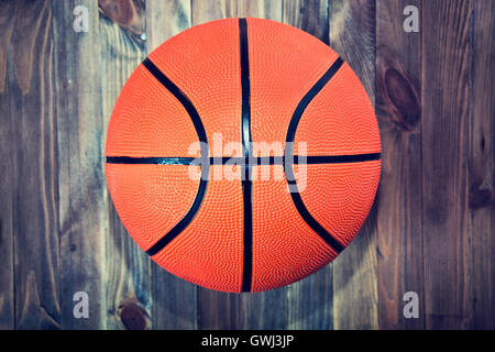 Ballon de basket-ball sur plancher de bois en bois dans la cour de basket-ball. Retro vintage photo. Sport concept. Banque D'Images