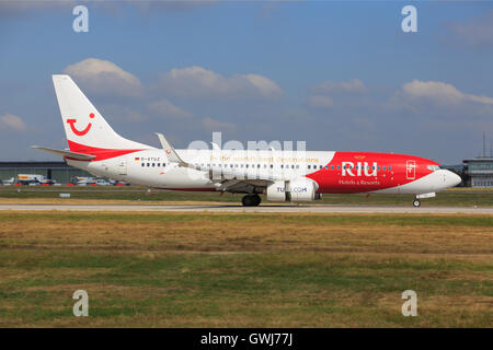 TUIfly (Boeing 737-800 BBJ2/C-40/P-8) [D-ATUZ] l'atterrissage à l'aéroport international de Stuttgart. Banque D'Images