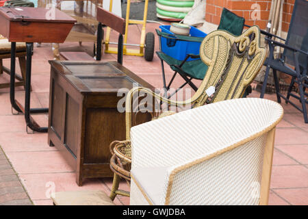 Mobilier d'occasion en vente à l'extérieur d'une boutique vintage Banque D'Images