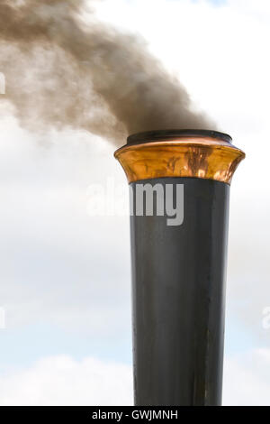 La cheminée ornée d'un moteur de traction à vapeur Banque D'Images