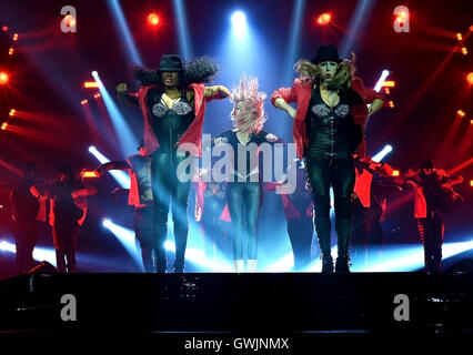 2015 X-facteur gagnant Louisa Johnson préformes sur scène - le facteur X en tournée à la Newcastle's Metro Radio Arena 2016 Banque D'Images