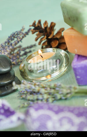 Les bougies avec des fleurs de lavande sur table, France, Europe Banque D'Images