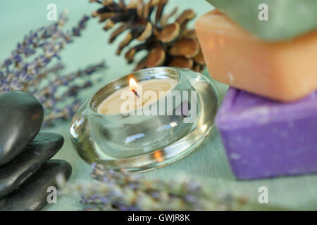 Savon de Marseille savon naturel fait main multicolore avec de l'huile de lavande Bio Fleurs ond un autre Banque D'Images