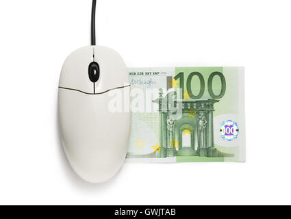 Souris d'ordinateur et une centaine d'euros on white Banque D'Images